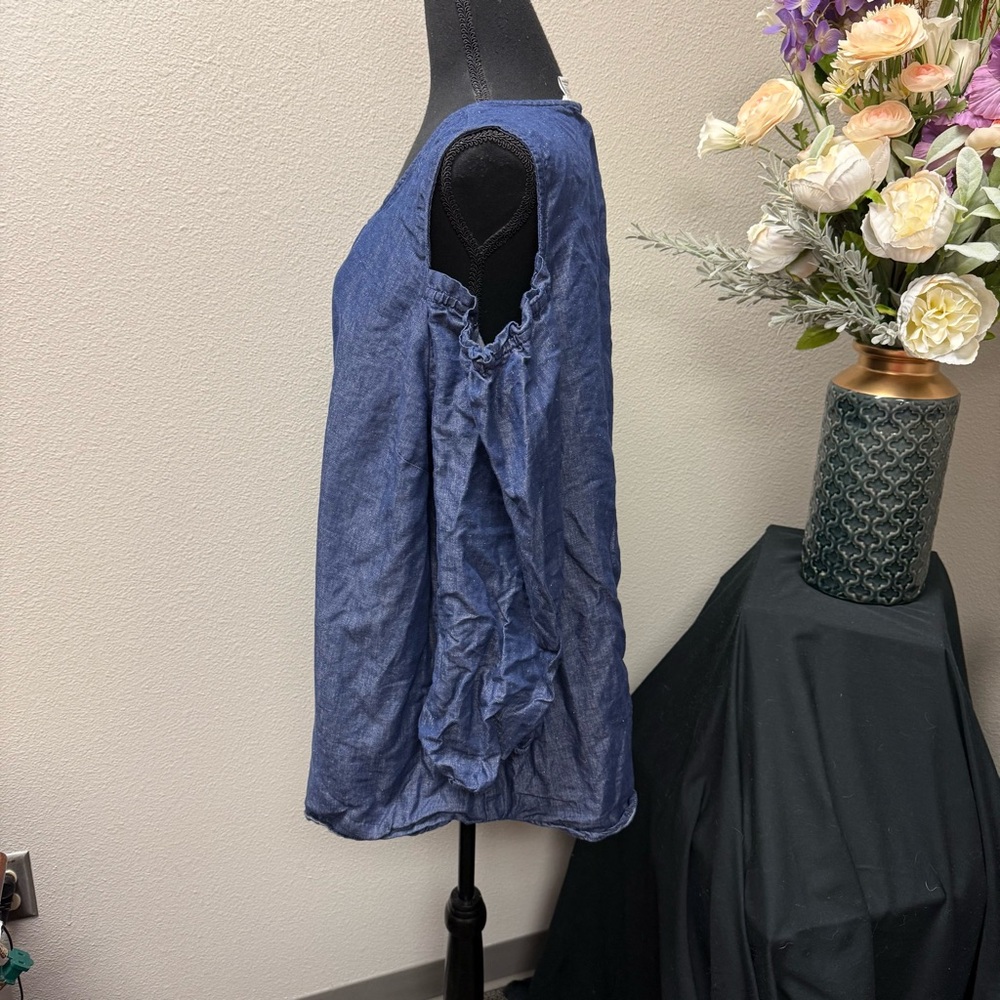 EST. 1946 Chambray Cold Shoulder Top 26/28W Denim Blue Ruffle Sleeve Blouse - Picture 2 of 8